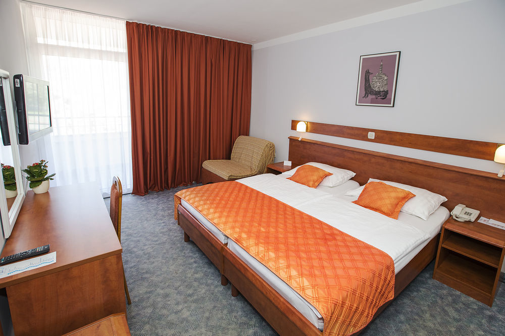Sunny Baska Hotel By Valamar, Ex Corinthia Dış mekan fotoğraf
